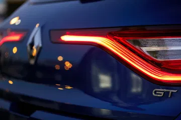 Vista detallada de la óptica trasera del Renault Mégane GT.