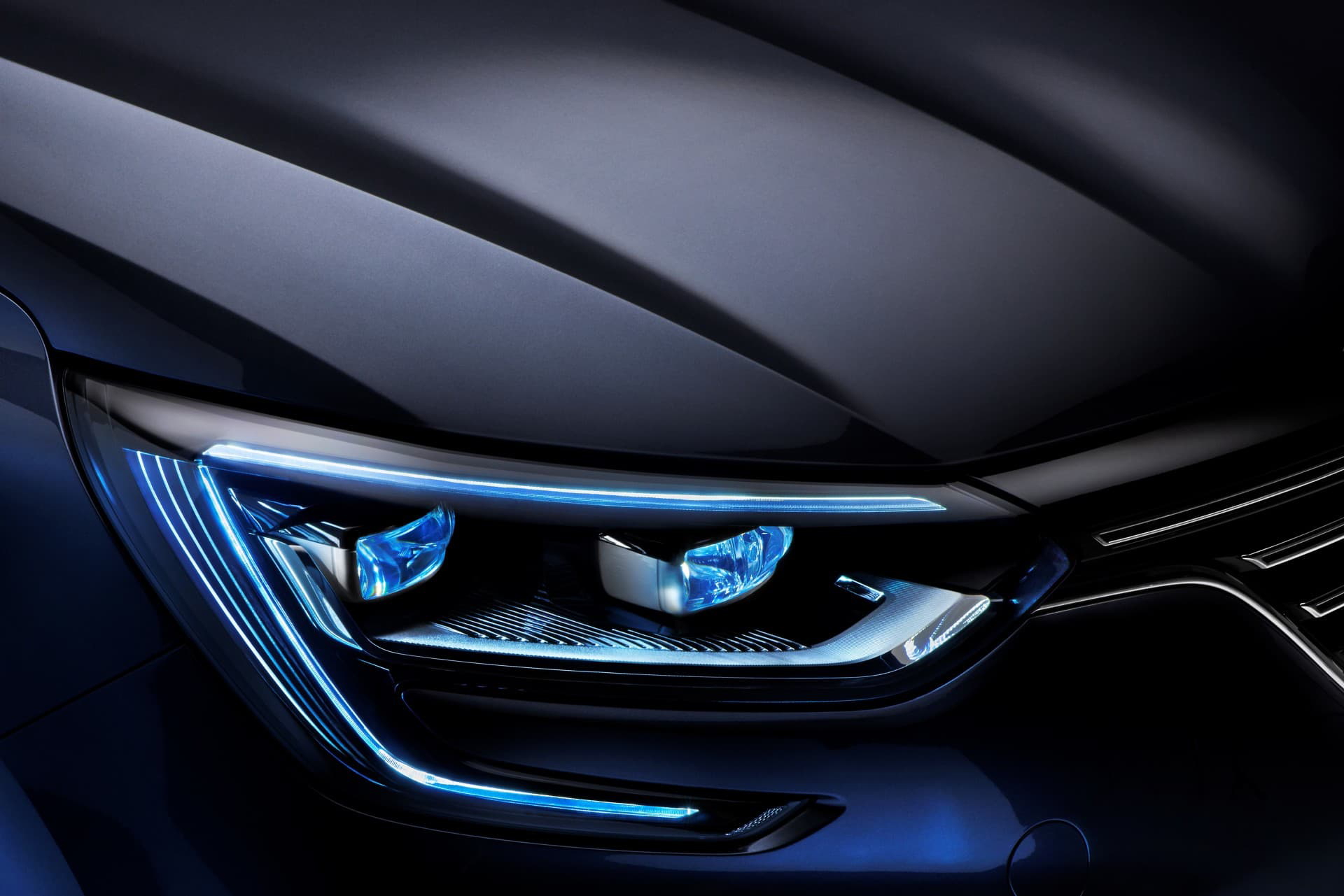 Primer plano de las luces delanteras del Renault Mégane, mostrando su diseño característico