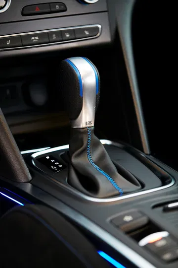 Vista cercana de la palanca de cambios del Renault Mégane, acabados y detalles.