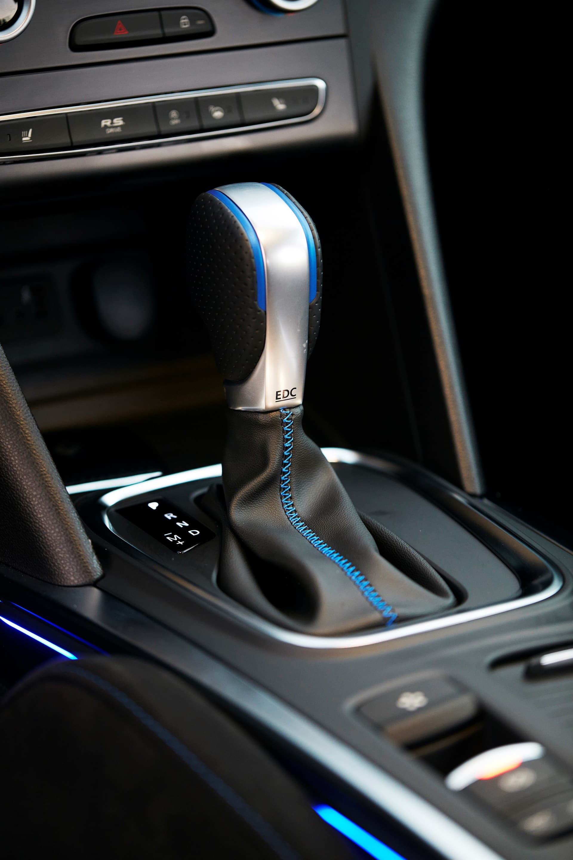 Vista cercana de la palanca de cambios del Renault Mégane, acabados y detalles.