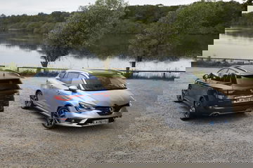 Vista trasera y lateral del Renault Mégane, destacando su diseño y líneas.