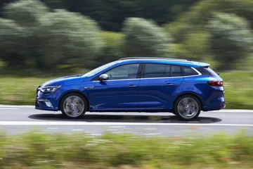 Vista dinámica del Renault Mégane en movimiento mostrando su diseño lateral