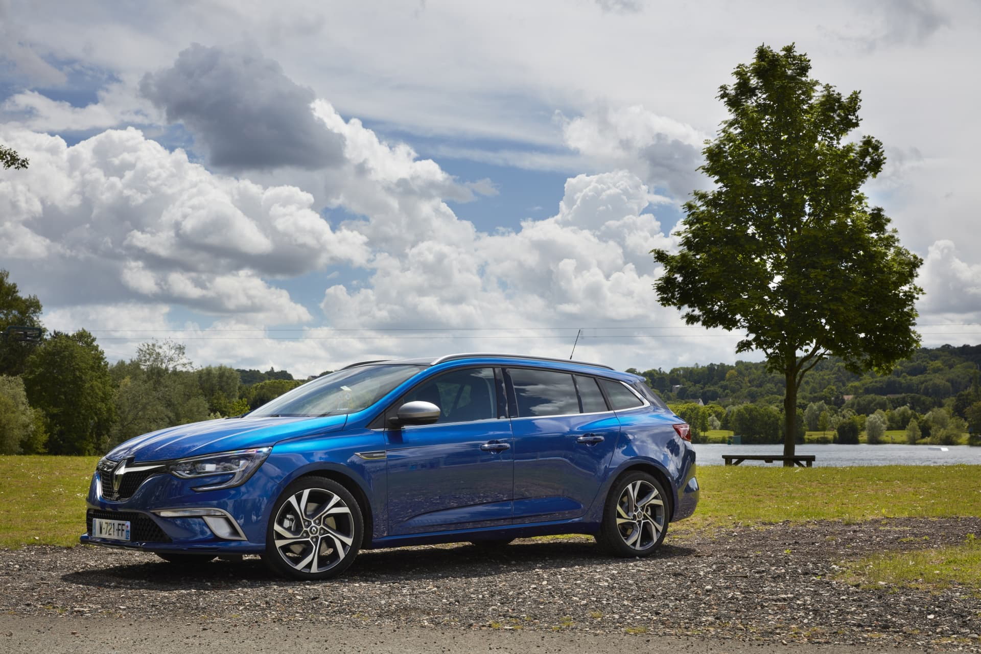 Vista lateral del Renault Mégane destacando su línea y diseño dinámico.