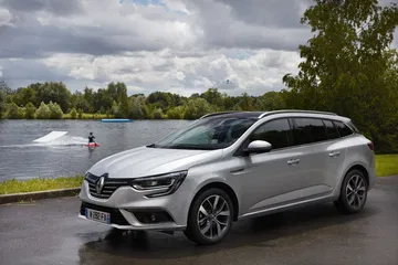 Vista lateral del Renault Mégane mostrando su perfil aerodinámico.
