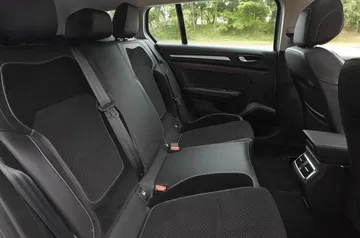 Vista de los asientos traseros del Renault Mégane, destacando su diseño y confort.