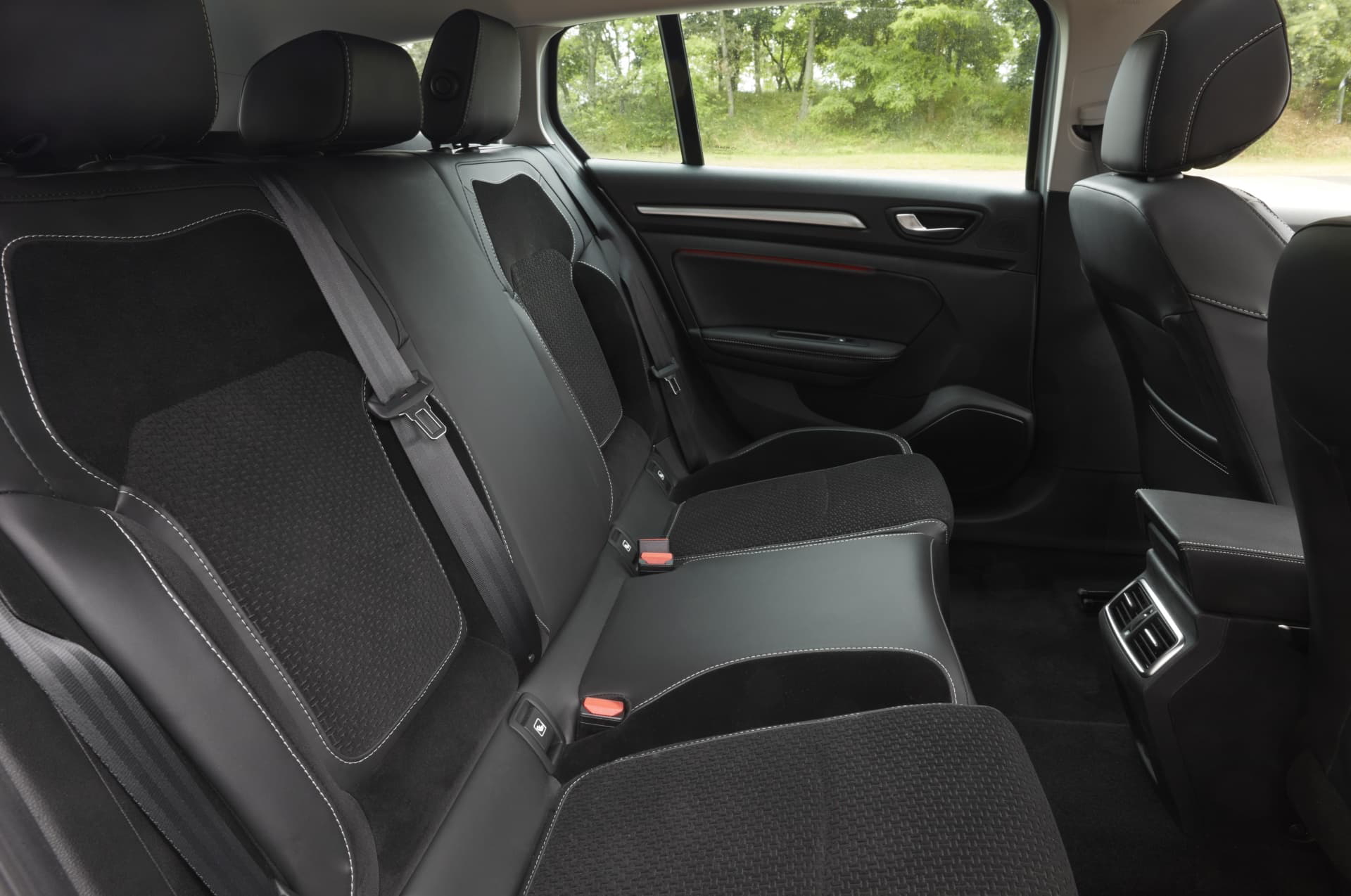 Vista de los asientos traseros del Renault Mégane, destacando su diseño y confort.