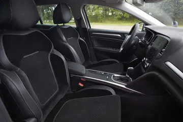 Vista del habitáculo del Renault Mégane destacando la calidad de sus asientos y ergonomía.