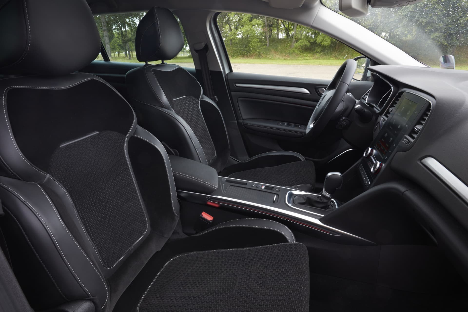 Vista del habitáculo del Renault Mégane destacando la calidad de sus asientos y ergonomía.