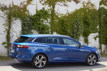 Vista lateral del Renault Mégane destacando su diseño dinámico