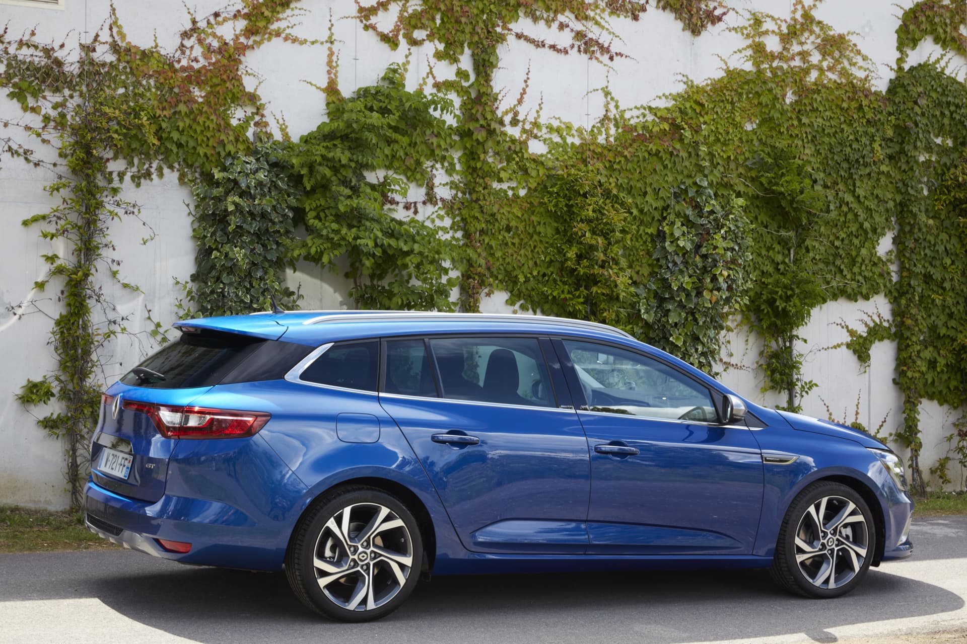 Vista lateral del Renault Mégane destacando su diseño dinámico