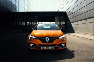 Vista frontal del Renault Mégane destacando su diseño y faros característicos