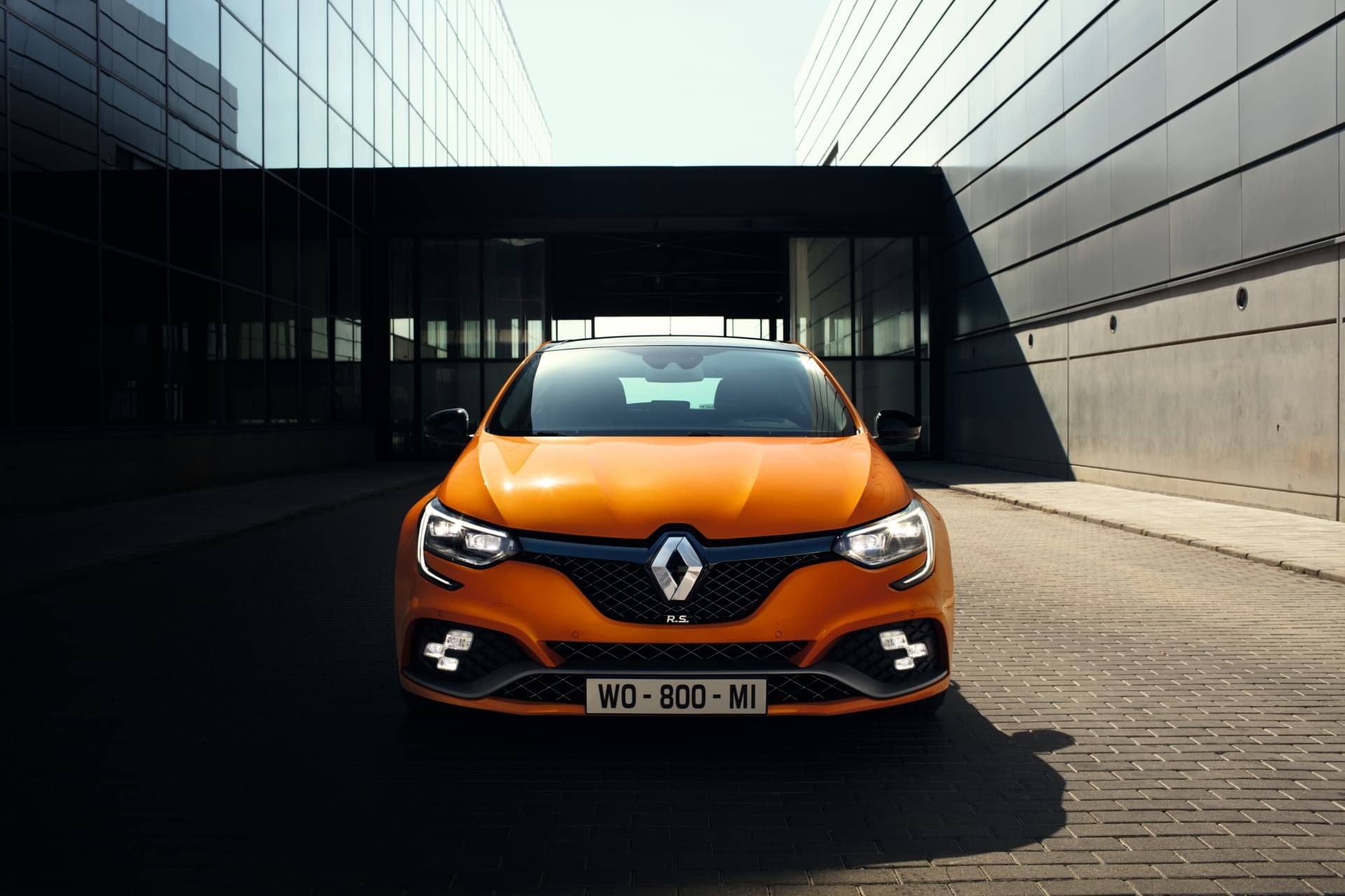 Vista frontal del Renault Mégane destacando su diseño y faros característicos
