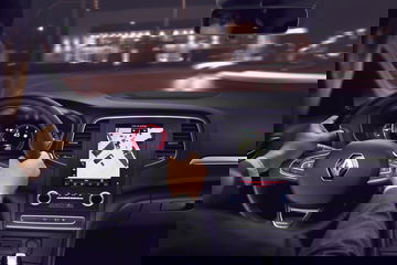 Vista interna del Renault Mégane destacando su moderno volante y sistema de infoentretenimiento.