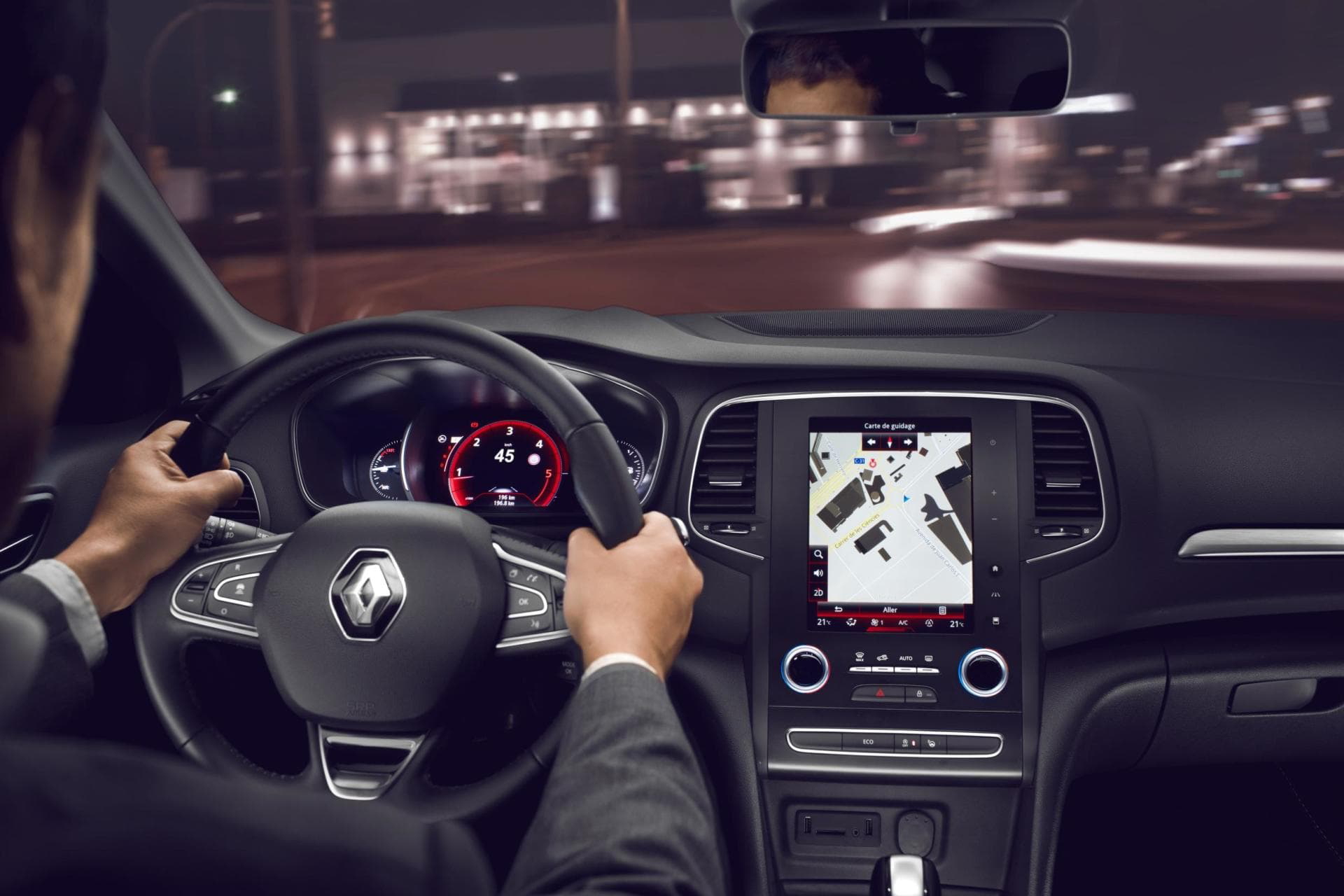 Vista interna del Renault Mégane destacando su moderno volante y sistema de infoentretenimiento.