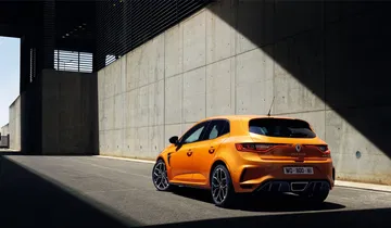 Vista lateral del Renault Mégane destacando su línea dinámica y deportiva