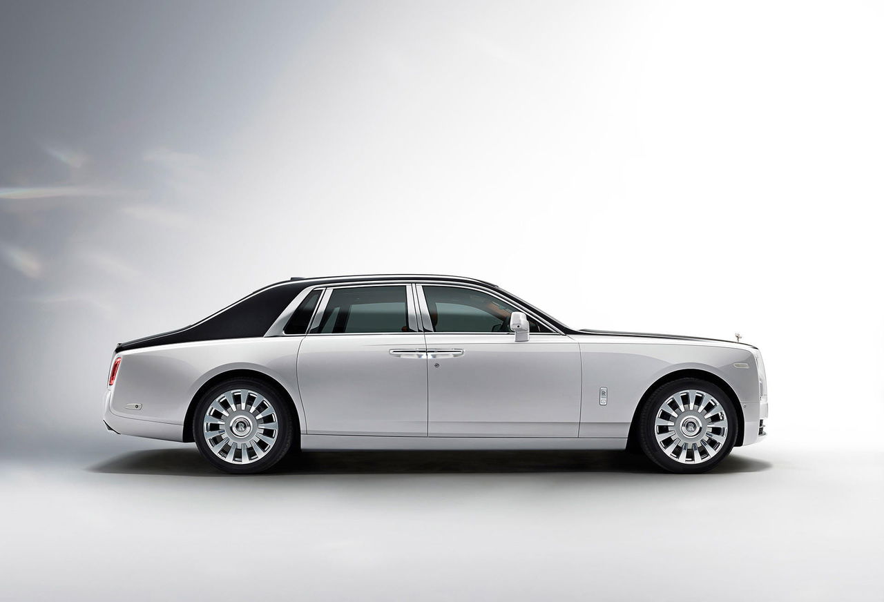 Vista lateral del Rolls-Royce Phantom, mostrando su elegancia atemporal.