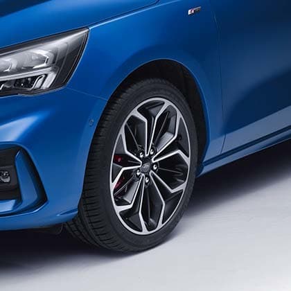 Vista cercana de la rueda del Ford Focus con diseño de aleación deportiva.