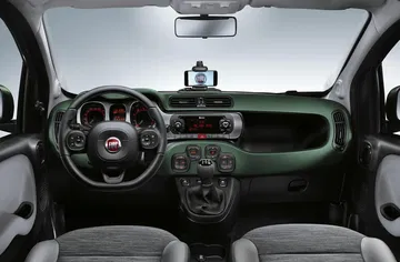Vista del salpicadero del Fiat Panda con volante y cuadro de instrumentos visible.