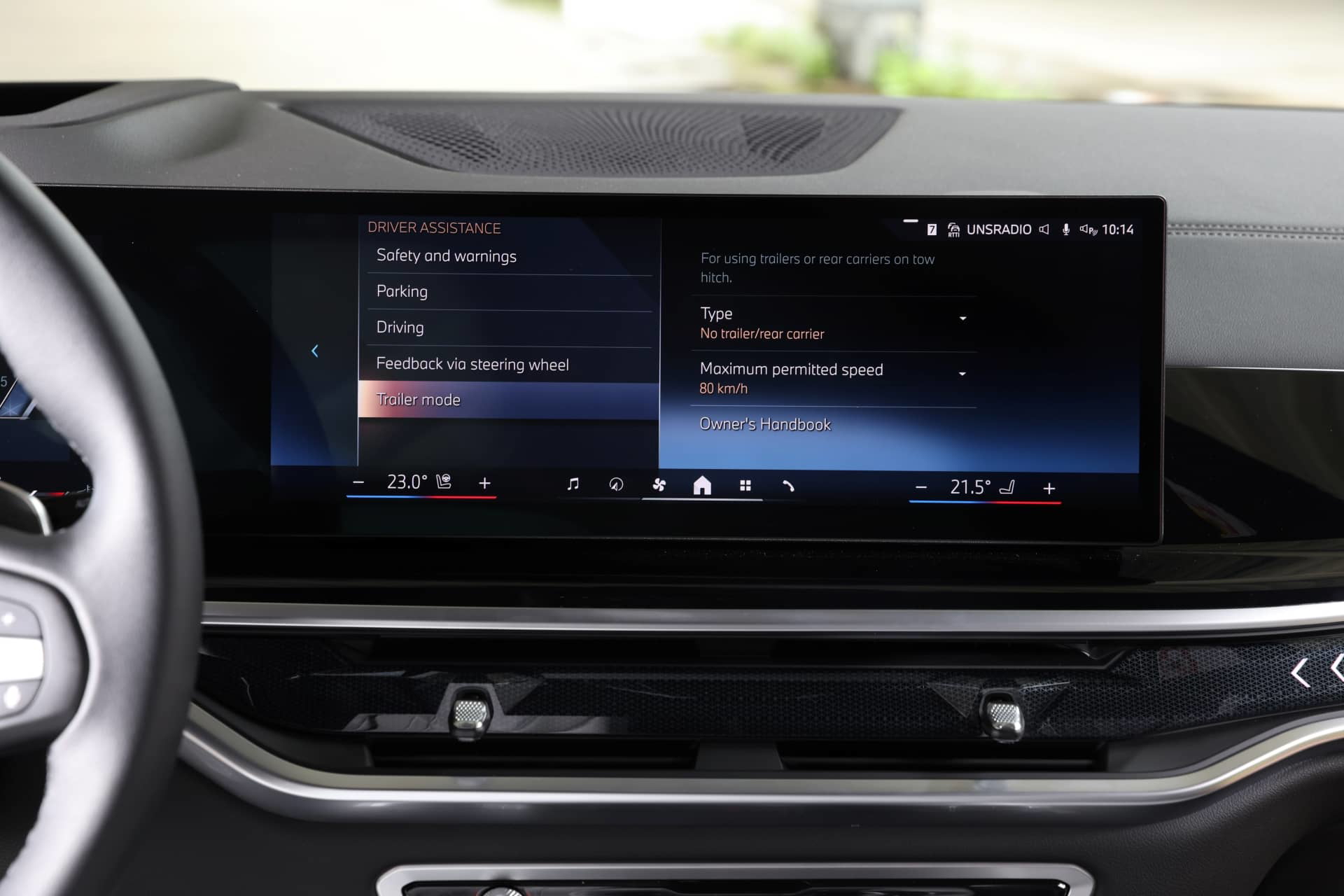 Vista cercana del sistema infotainment BMW X5, destacando su pantalla y funciones.