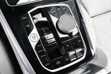 Sistema de infotainment con pantalla táctil de alta resolución.