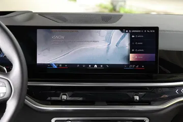 Pantalla central del sistema de infotainment del BMW X5, nítida y tecnológicamente avanzada.