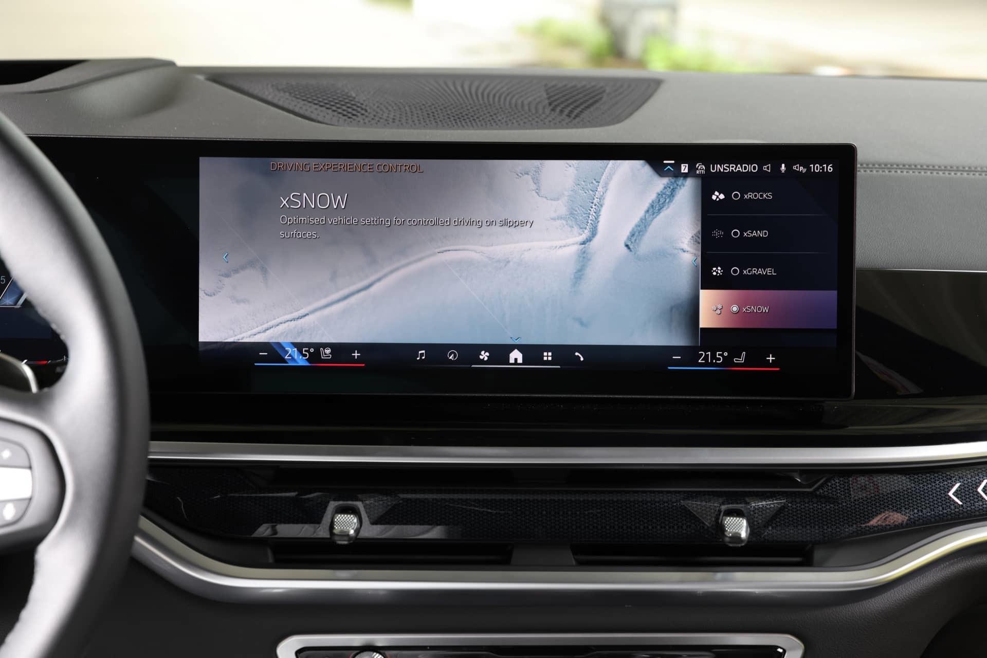 Pantalla central del sistema de infotainment del BMW X5, nítida y tecnológicamente avanzada.