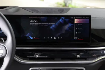 Pantalla central del sistema de infotainment del BMW X5.