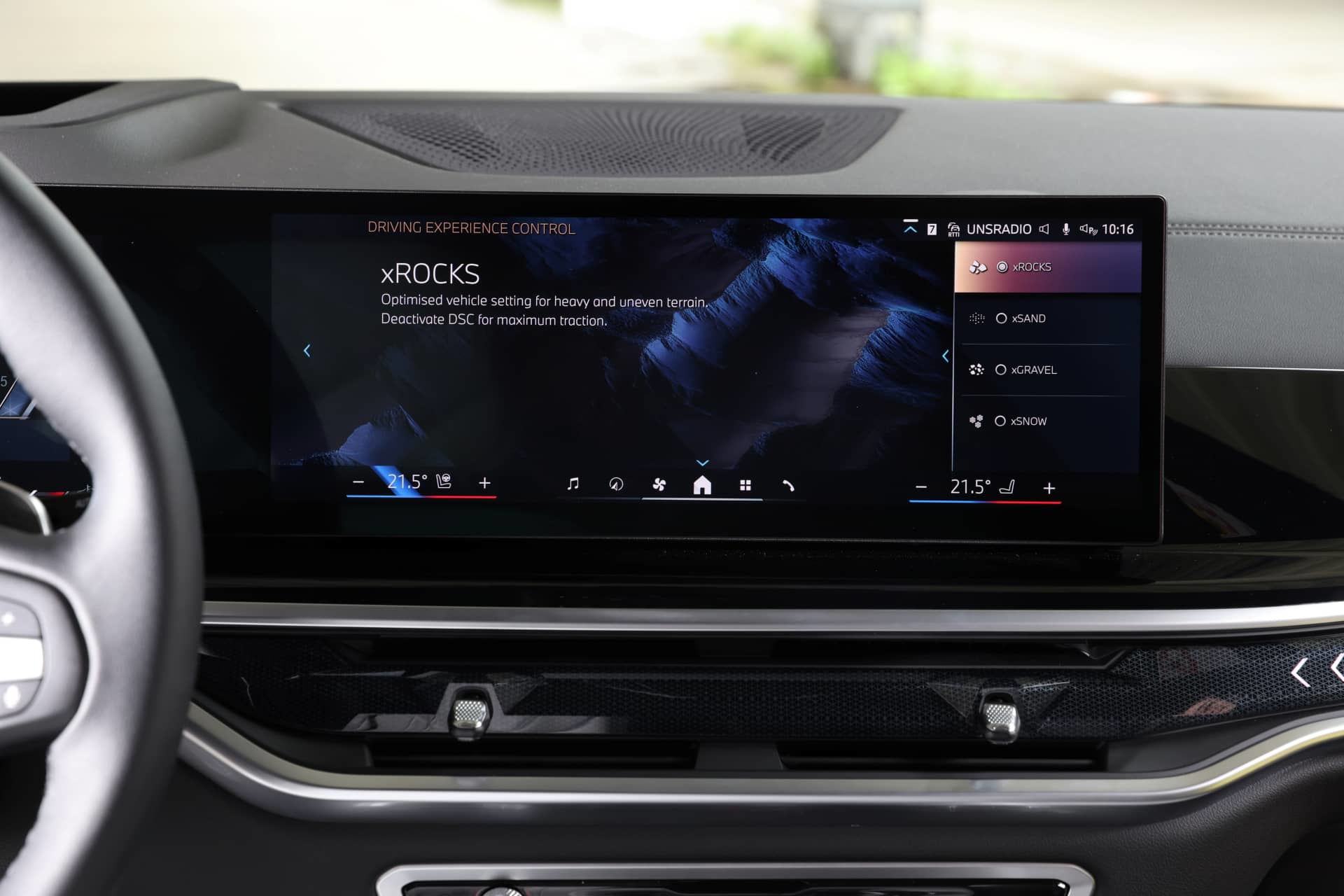 Pantalla central del sistema de infotainment del BMW X5.