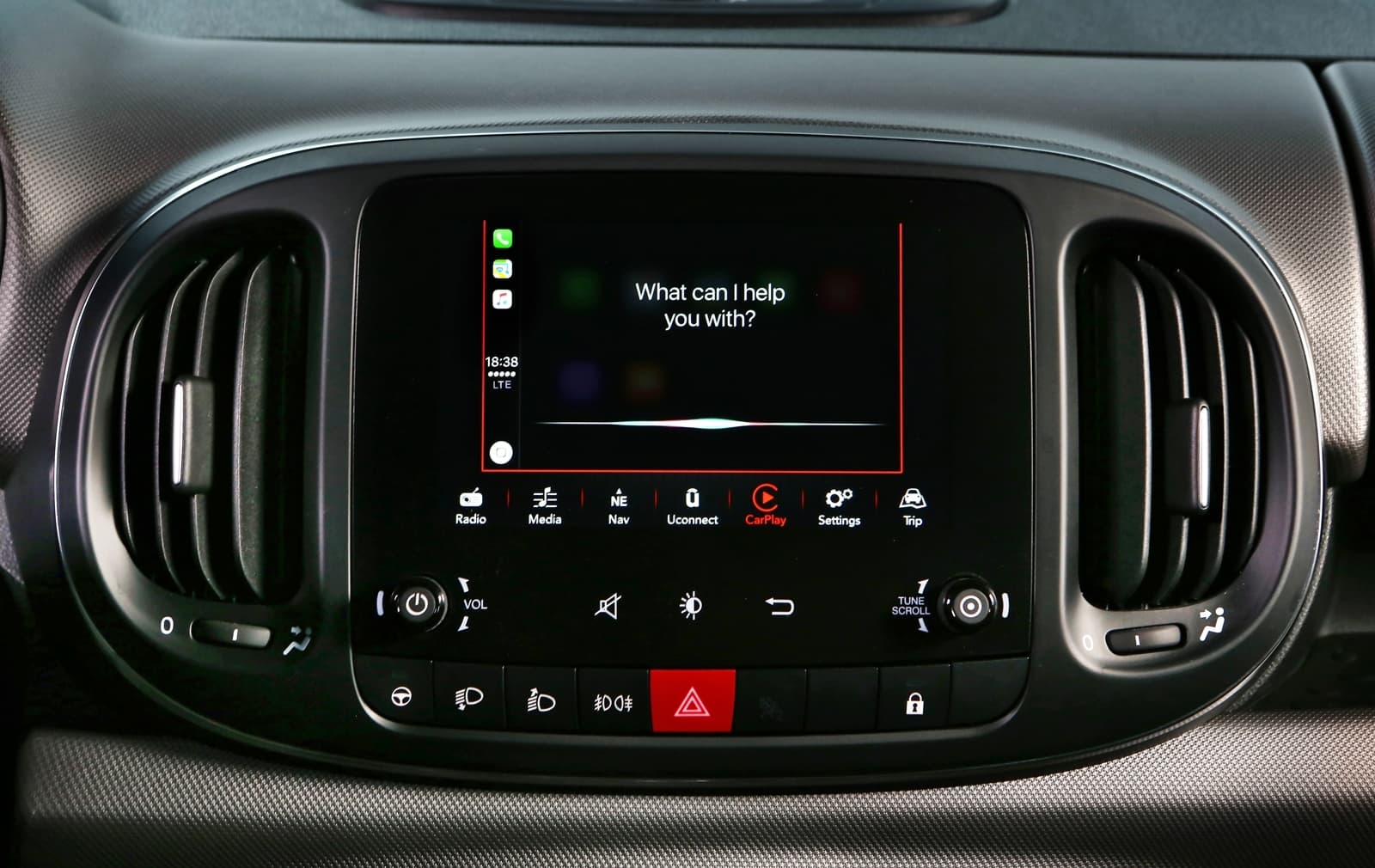 Vista del sistema de infotainment Uconnect del Fiat 500L.
