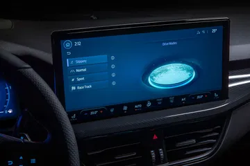 Vista del sistema de infotainment del Ford Focus, con pantalla táctil encendida.