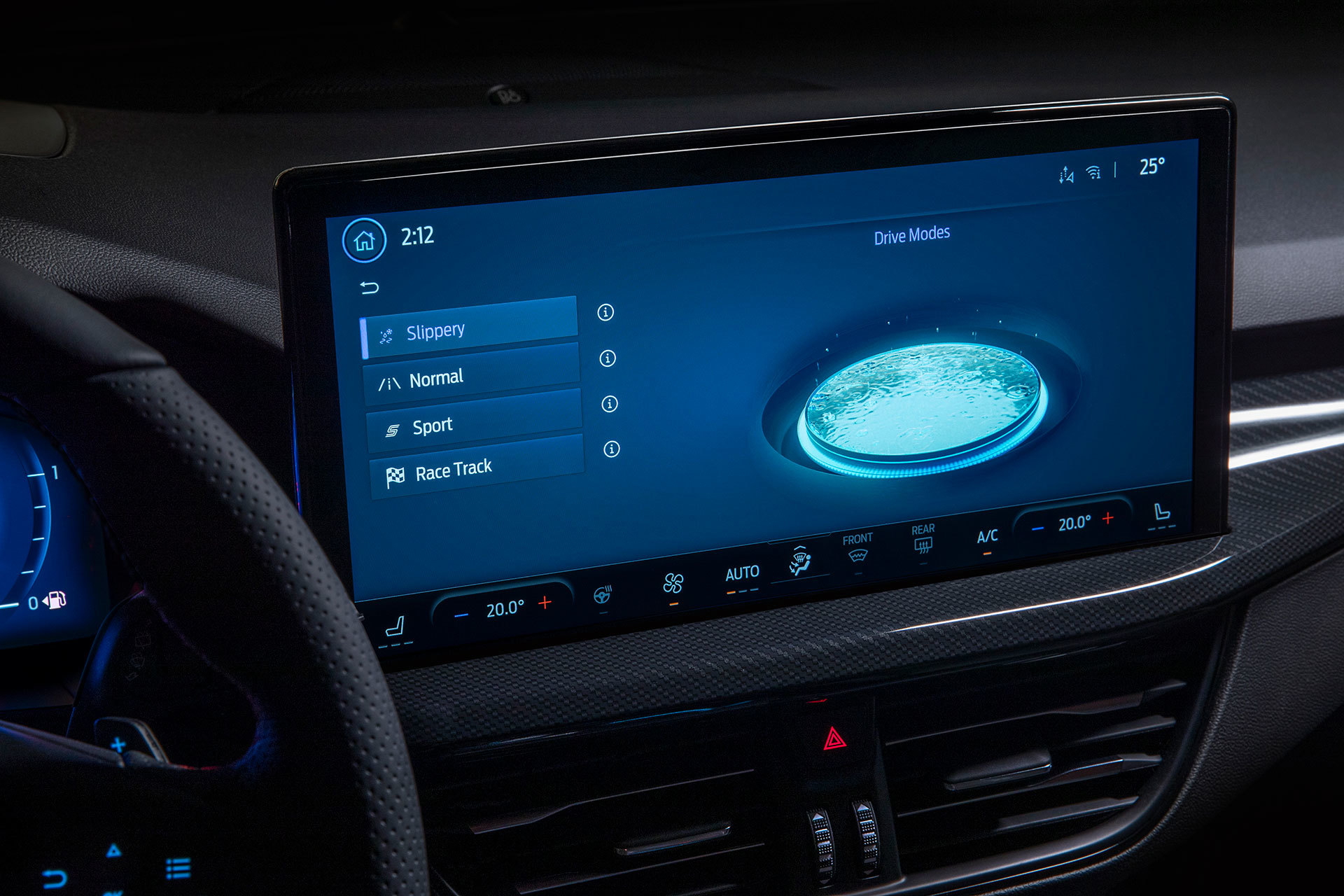 Vista del sistema de infotainment del Ford Focus, con pantalla táctil encendida.