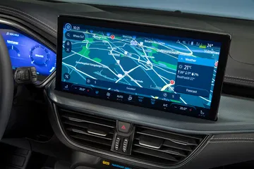 Vista del sistema de infotainment con pantalla táctil en Ford Focus.
