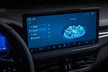 Sistema de infotainment de última generación con pantalla táctil.