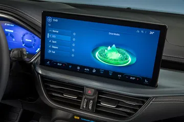 Pantalla táctil con el sistema de infotainment del Ford Focus, clara y moderna.