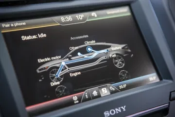Sistema de infotainment del Ford Mondeo con gráficos de conducción.