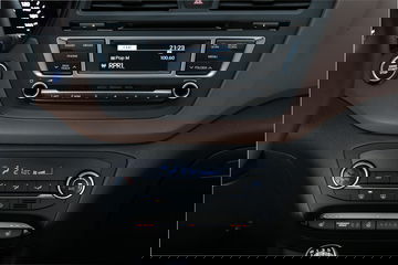 Vista detallada del sistema de infotainment y controles climatización del Hyundai i20.