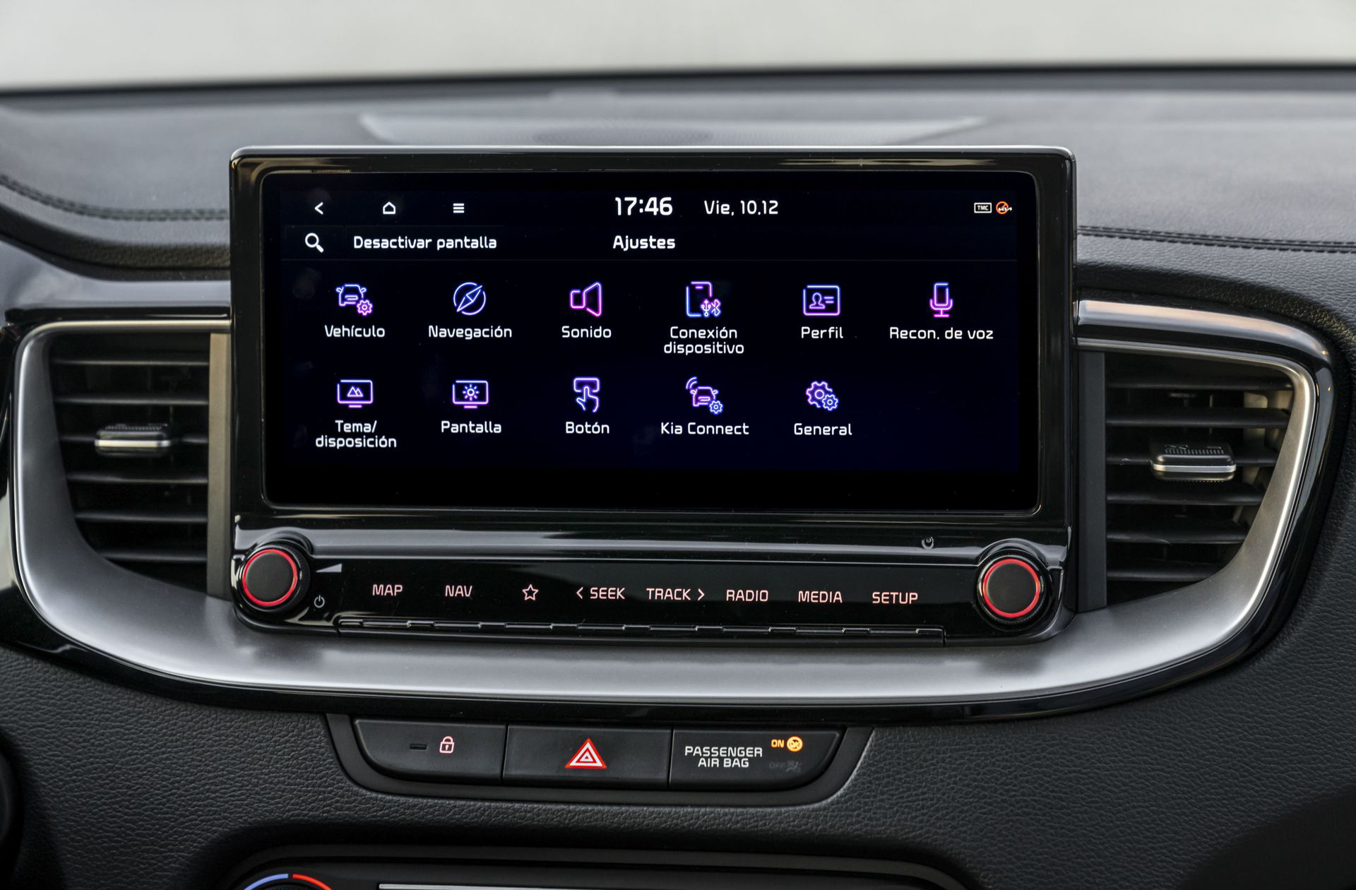 Vista del pantalla táctil y sistema de infotainment del Kia Ceed.