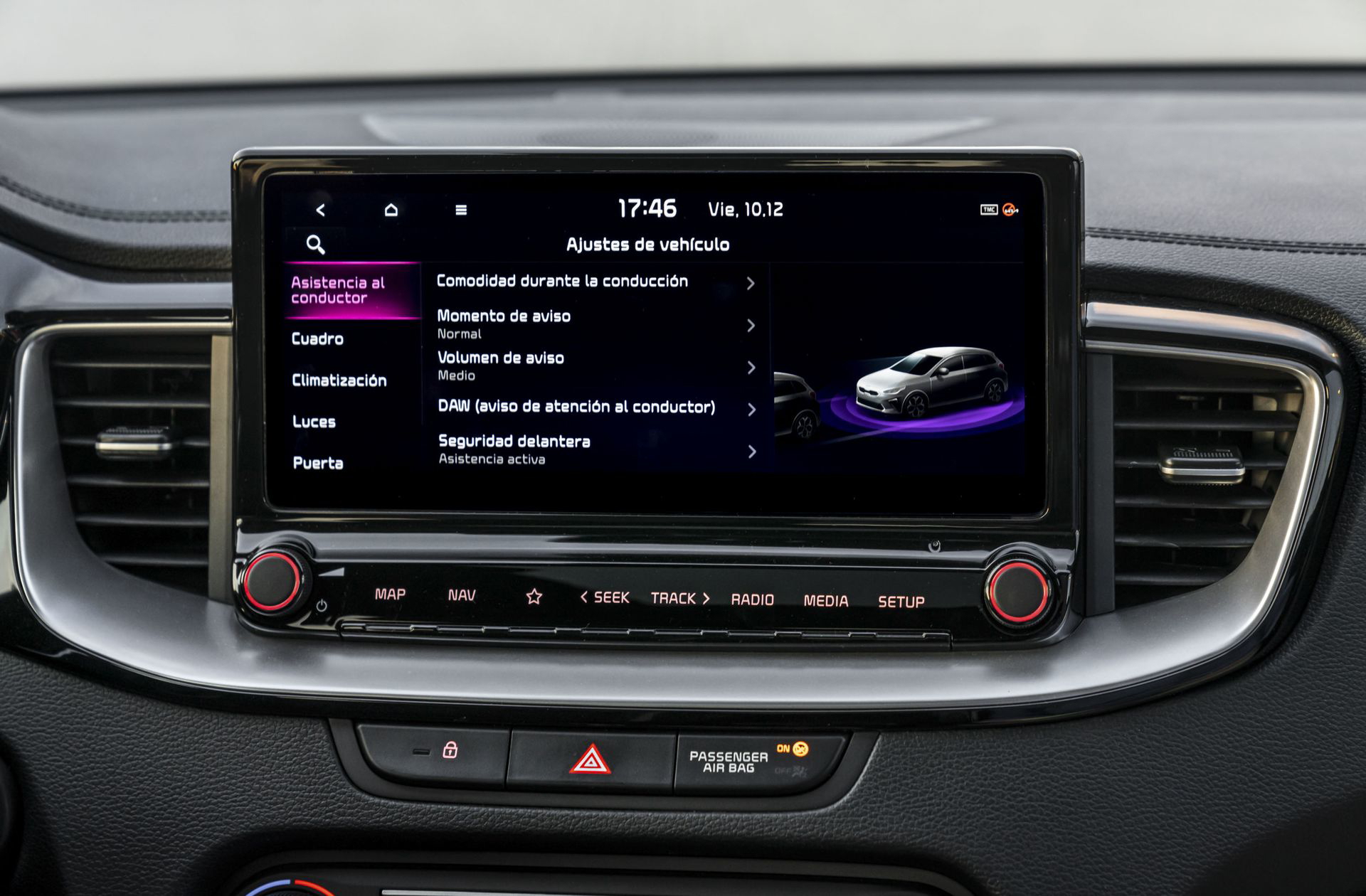 Pantalla táctil central del sistema de infotainment del Kia Ceed, mostrando el menú de ajustes.