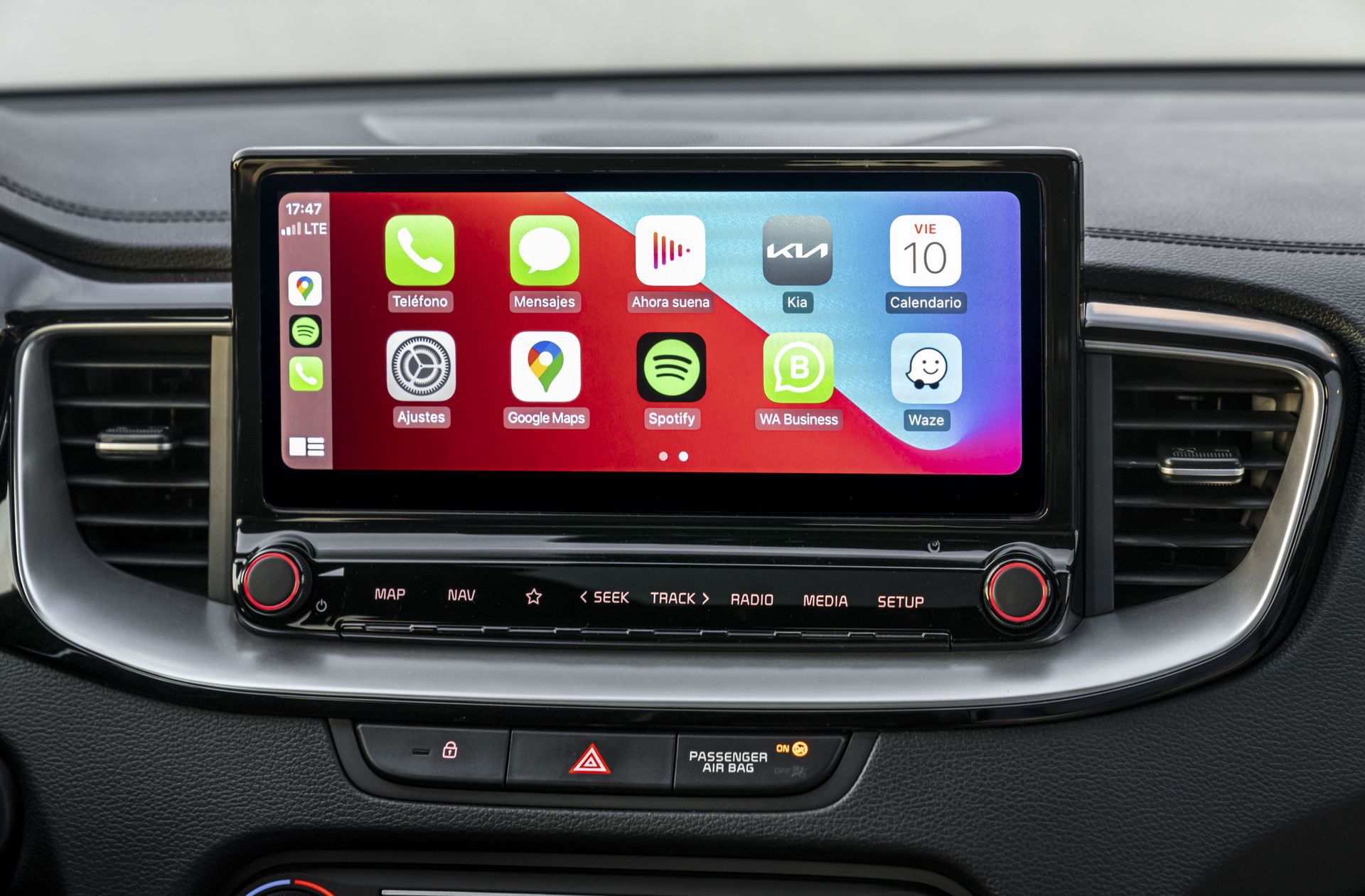 Vista del avanzado sistema de infotainment del Kia Ceed, con pantalla táctil a color.