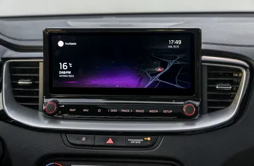 Vista del sistema de infotainment del Kia Ceed, claro y funcional.