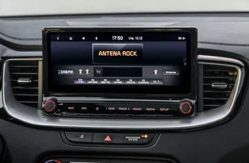 Vista del sistema de infotainment avanzado del Kia Ceed, con pantalla táctil.