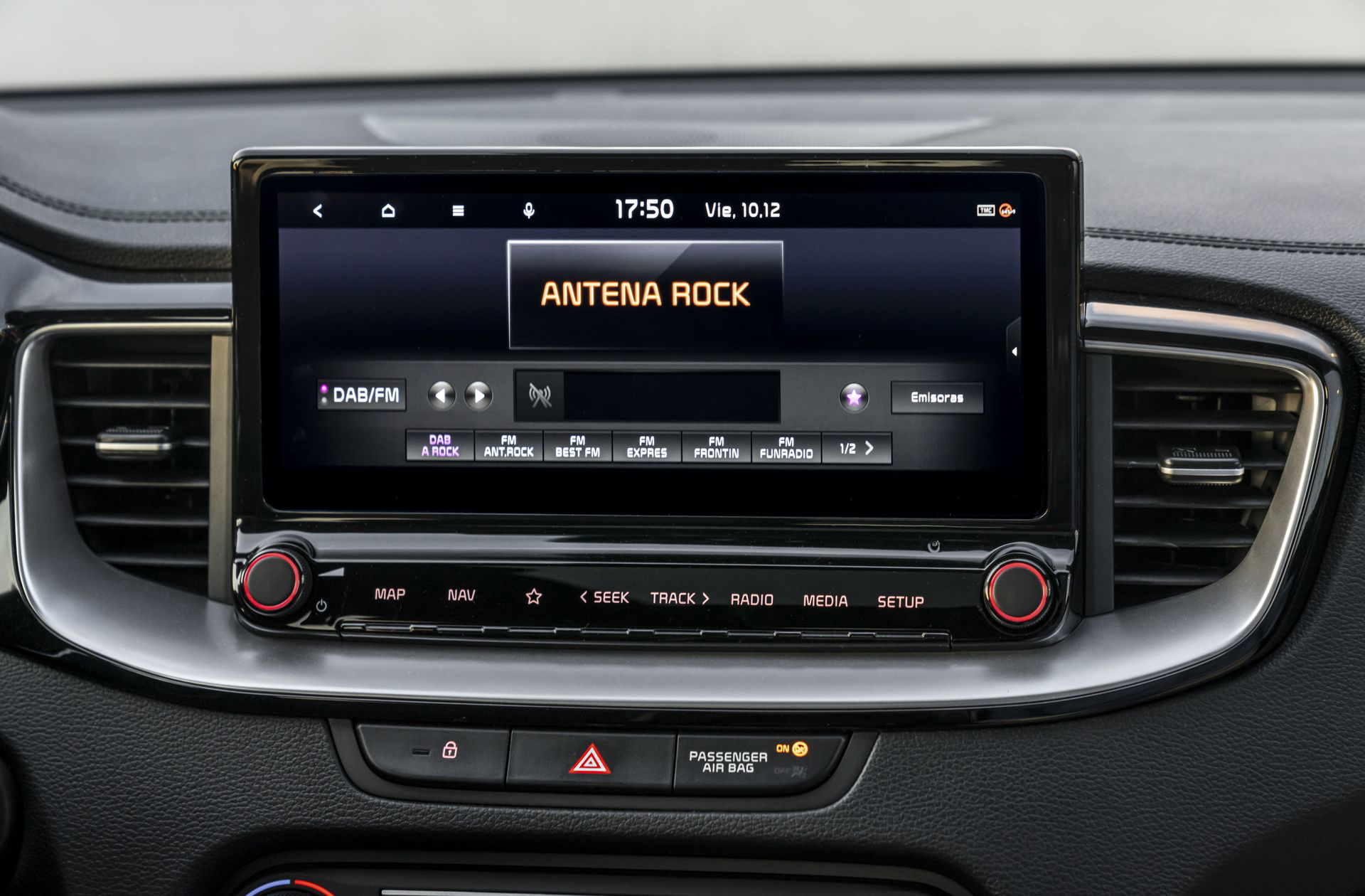 Vista del sistema de infotainment avanzado del Kia Ceed, con pantalla táctil.