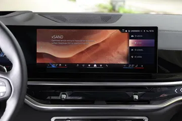 Vista del avanzado sistema de infotenimiento del BMW X5.
