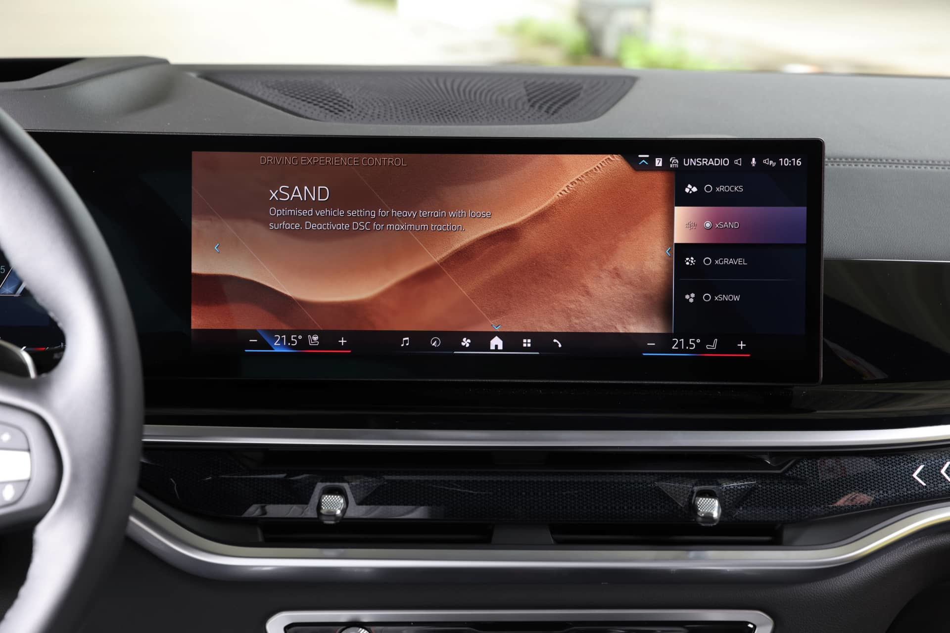 Vista del avanzado sistema de infotenimiento del BMW X5.