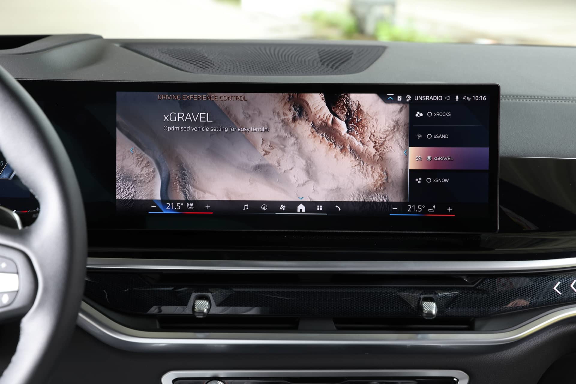 Vista cercana del sistema de infotenimiento del BMW X5, alta resolución y acabados elegantes