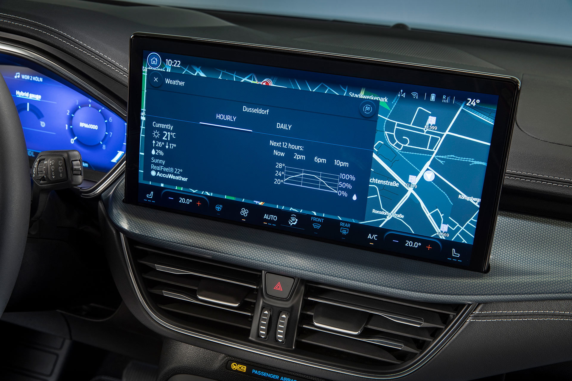 Vista detallada del sistema multimedia del Ford Focus con pantalla táctil y menús activos.