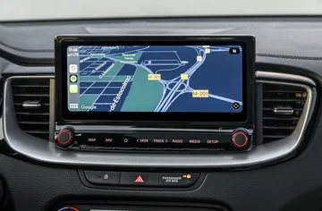 Vista del sistema de navegación integrado del Kia Ceed, con pantalla táctil