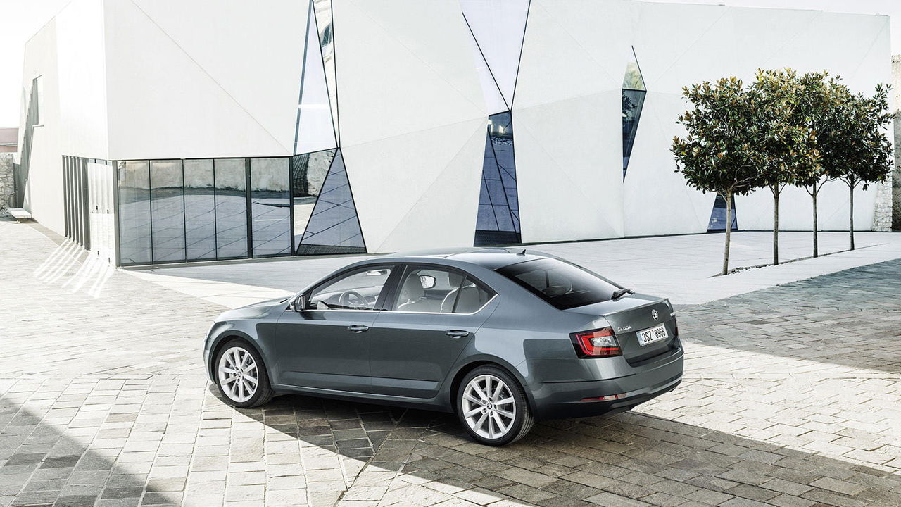Vista lateral del Skoda Octavia, mostrando su perfil aerodinámico