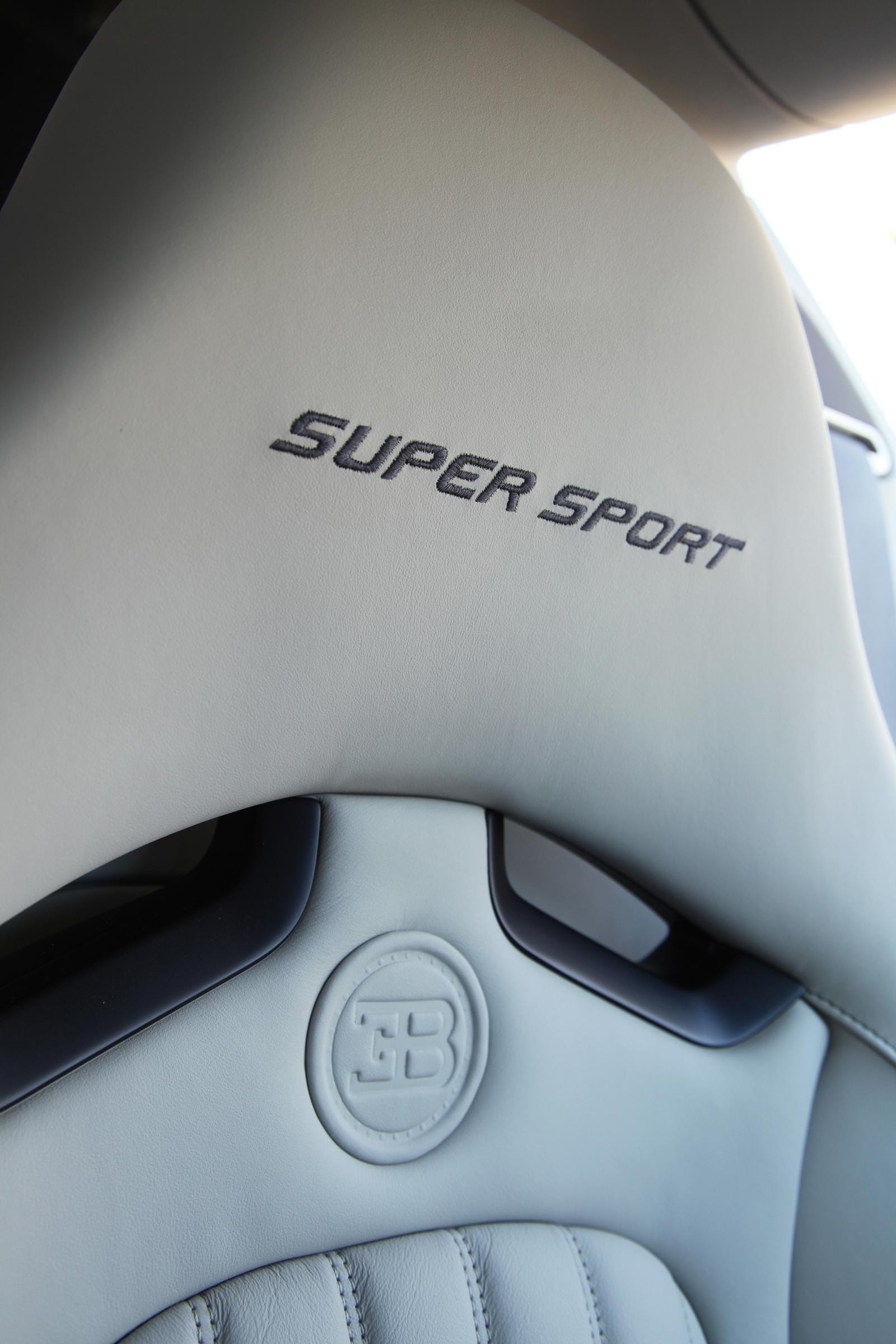 El detalle 'Super Sport' denota una variante especial del Bugatti Veyron.