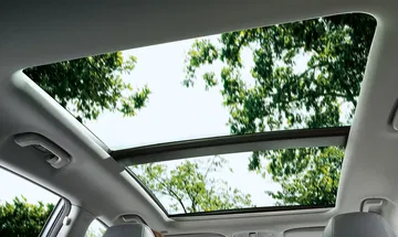 Vista del techo panorámico del Hyundai i40, aportando luminosidad y amplitud.